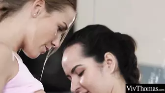 Двум девушкам нравится заниматься лесби сексом в тренажерном зале
