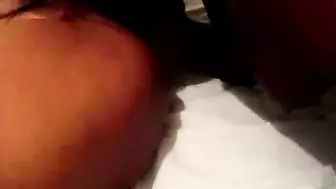 Негритянка и белая женщина вылизывают письки на кровати